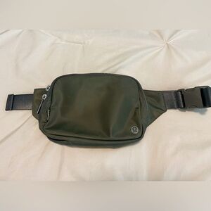 Lululemon Everywhere belt bag large 2L grey eucalyptus